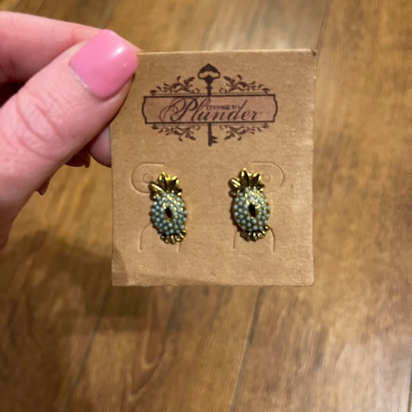 Plunder Pineapple Necklace and Earring set - Picture 3 of 6